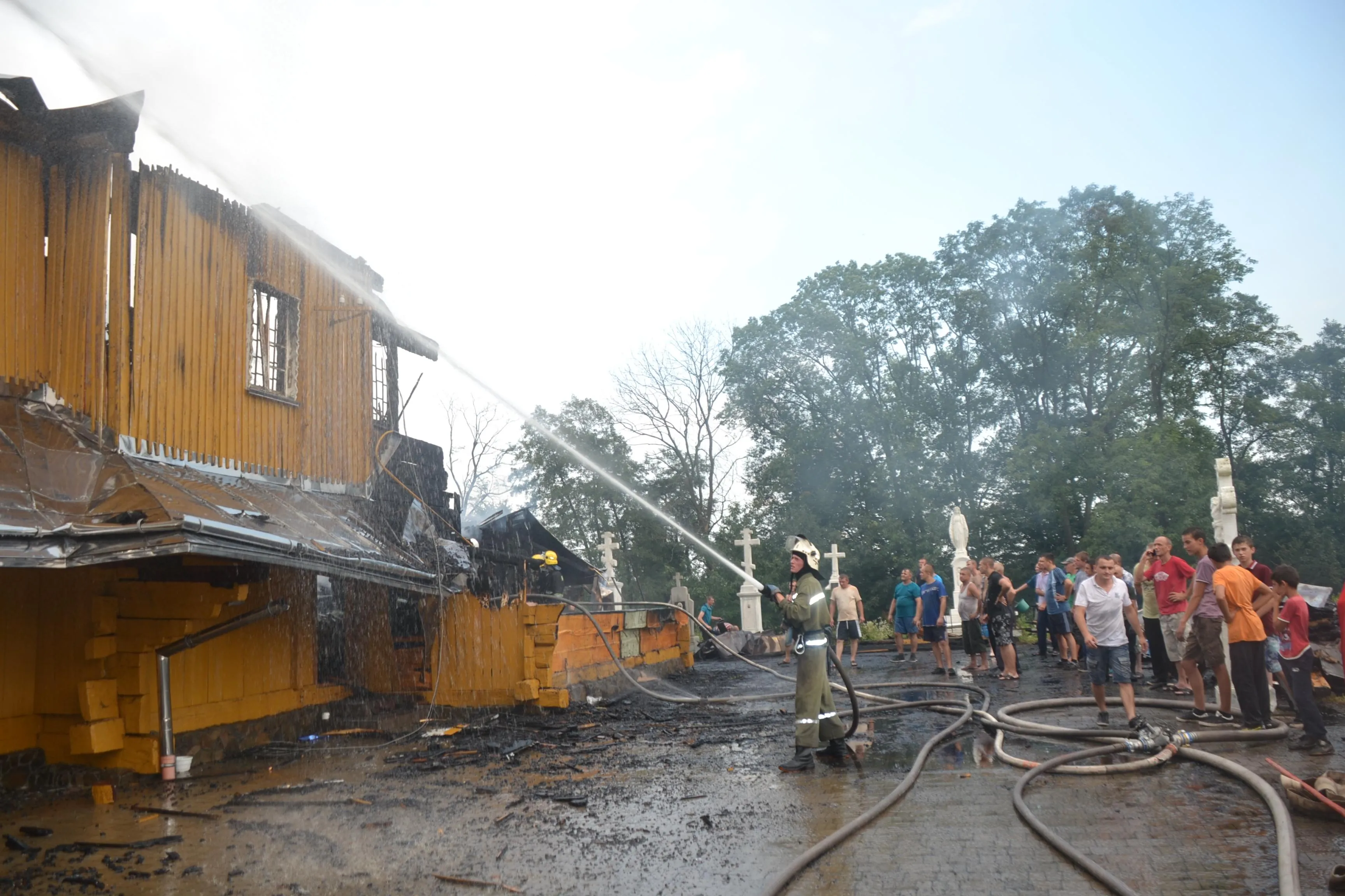 На Львівщині загорілася дерев'яна церква На Львівщині загорілася дерев'яна церква