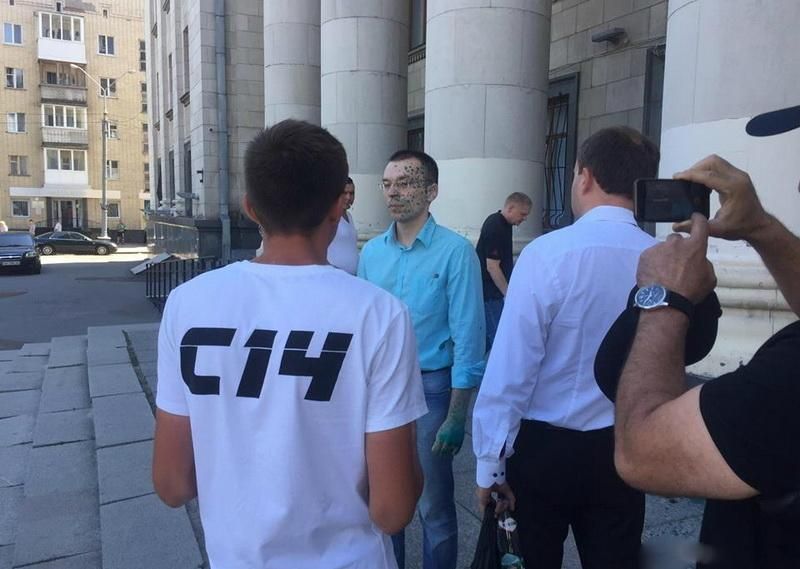 В Житомире облили зеленкой антиукраинского блогера В Житомире облили зеленкой антиукраинского блогера