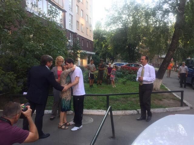 Политзаключенный Костенко встретился с мамой: щемящие фото