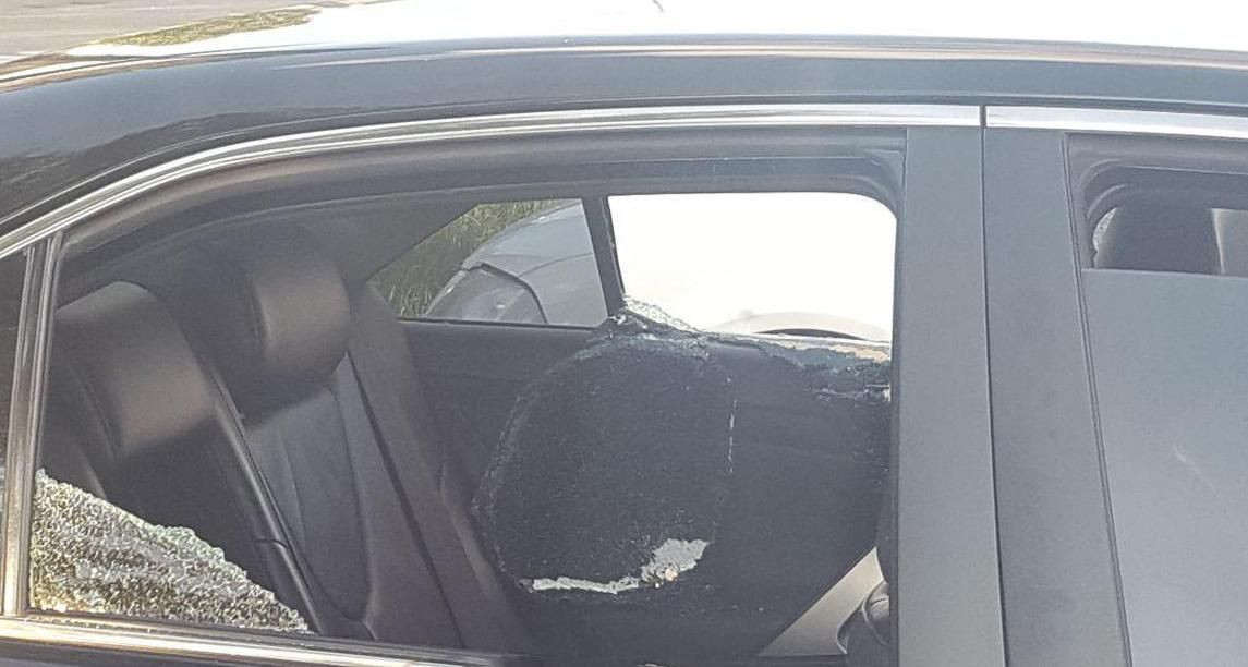 У Києві невідомі розстріляли авто та вкрали 2 мільйони гривень: фото У Києві невідомі розстріляли авто та вкрали 2 мільйони гривень: фото