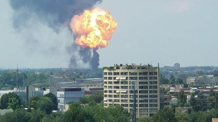 Появилось видео момента мощного взрыва возле аэропорта в Болонье Появилось видео момента мощного взрыва возле аэропорта в Болонье