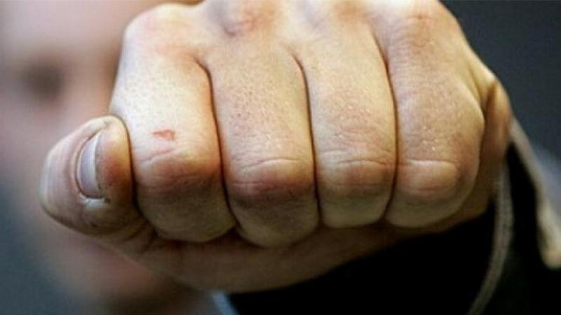 На Киевщине двое парней жестоко избили женщину за просьбу не мусорить