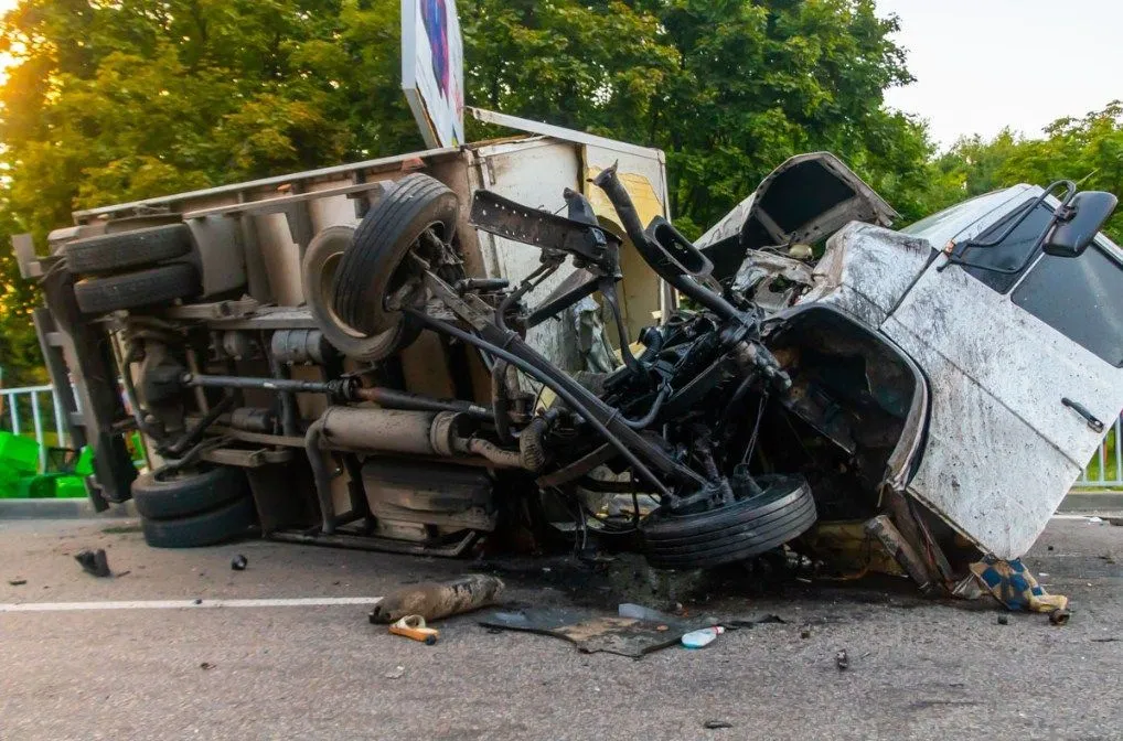 Вантажівка зіткнулася з автомобілем Daewoo Sens Вантажівка зіткнулася з автомобілем Daewoo Sens