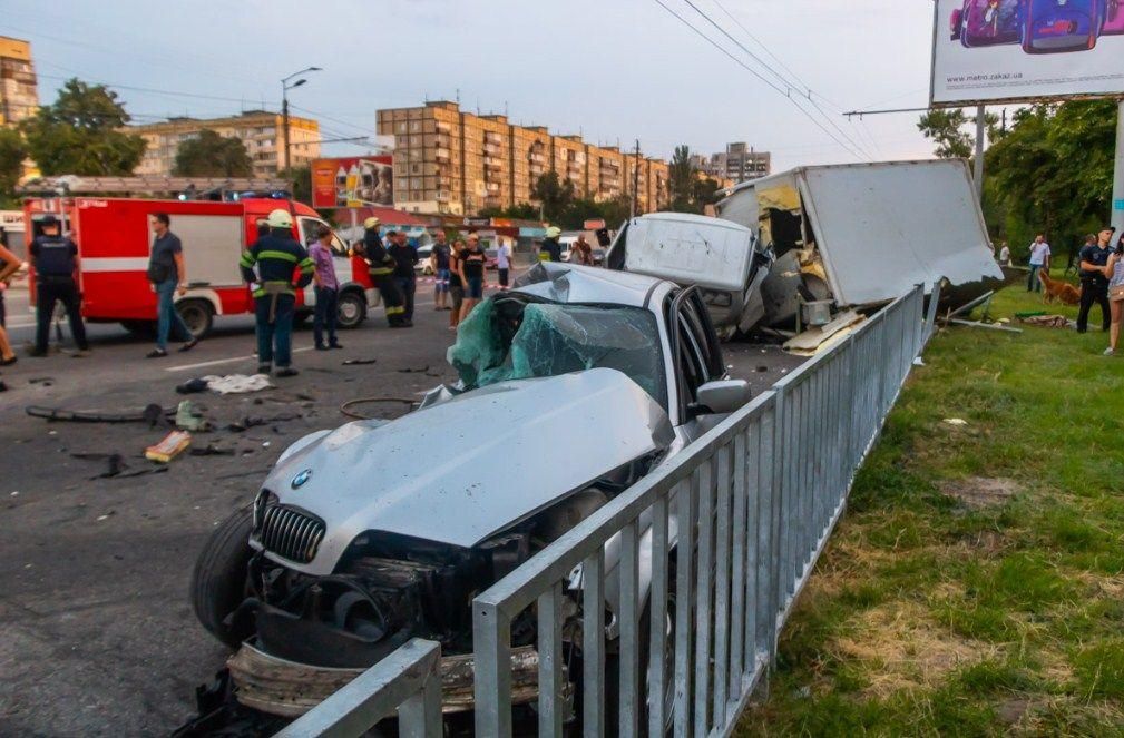 В тройном ДТП в Днепре погибли два человека: фото с места происшествия