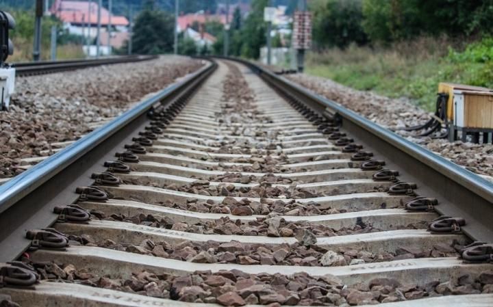 На Житомирщине поезд переехал 22-летнего парня, который спал на железнодорожных путях