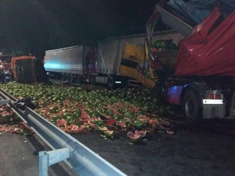 Тонны раздавленных арбузов на дороге: в Винницкой области произошло масштабное ДТП