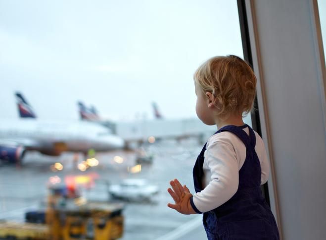 Екіпаж літака зможе супроводжувати дітей за кордон: процедура і документи