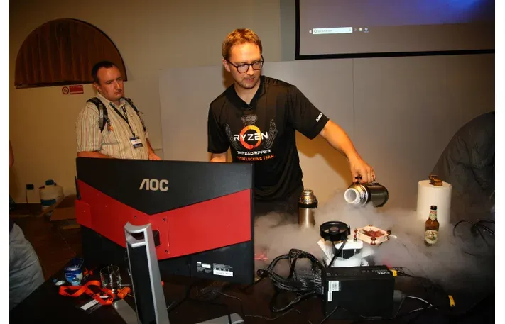 Під час тестування процесор Ryzen Threadripper 2990WX охолоджували рідким азотом Під час тестування процесор Ryzen Threadripper 2990WX охолоджували рідким азотом