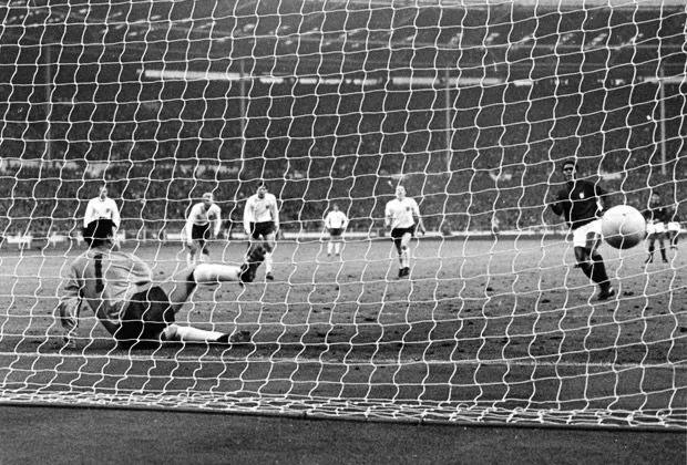 Еусебіо забиває свій черговий гол на ЧС-1966