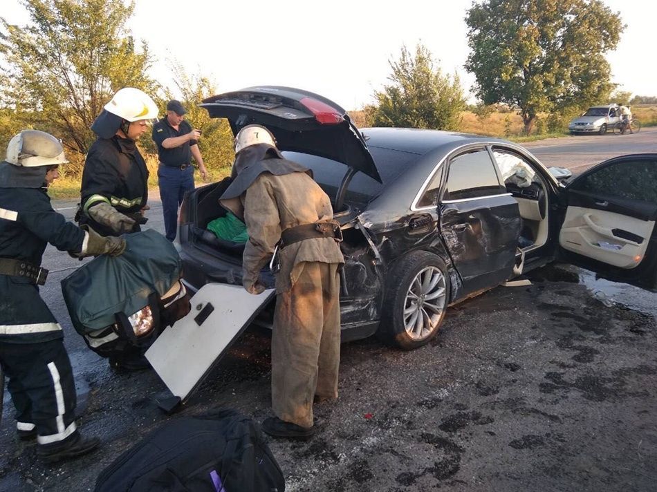 На Дніпропетровщині у ДТП загинули 2 особи, багато поранених: фото та відео 18+