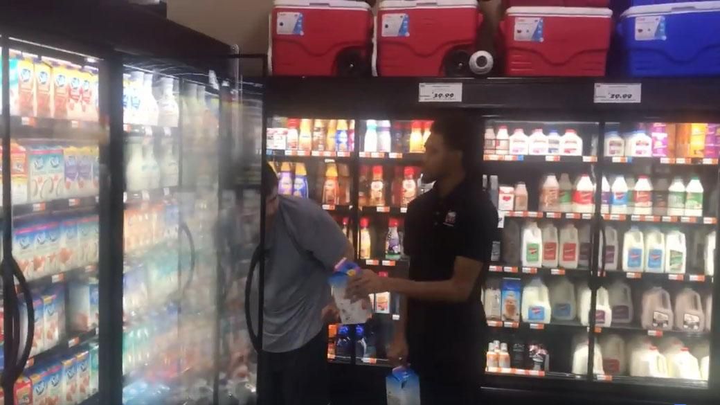 "Я наблюдаю чудо в действии": сотрудник супермаркета в США покорил чутким поступком "Я наблюдаю чудо в действии": сотрудник супермаркета в США покорил чутким поступком