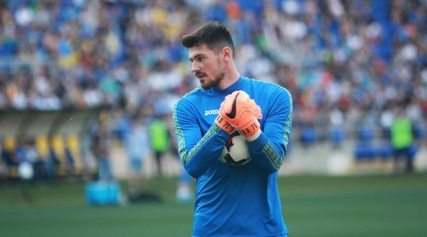 Воротаря "Динамо" Дениса Бойка під час матчу проти "Славії" вкусила оса