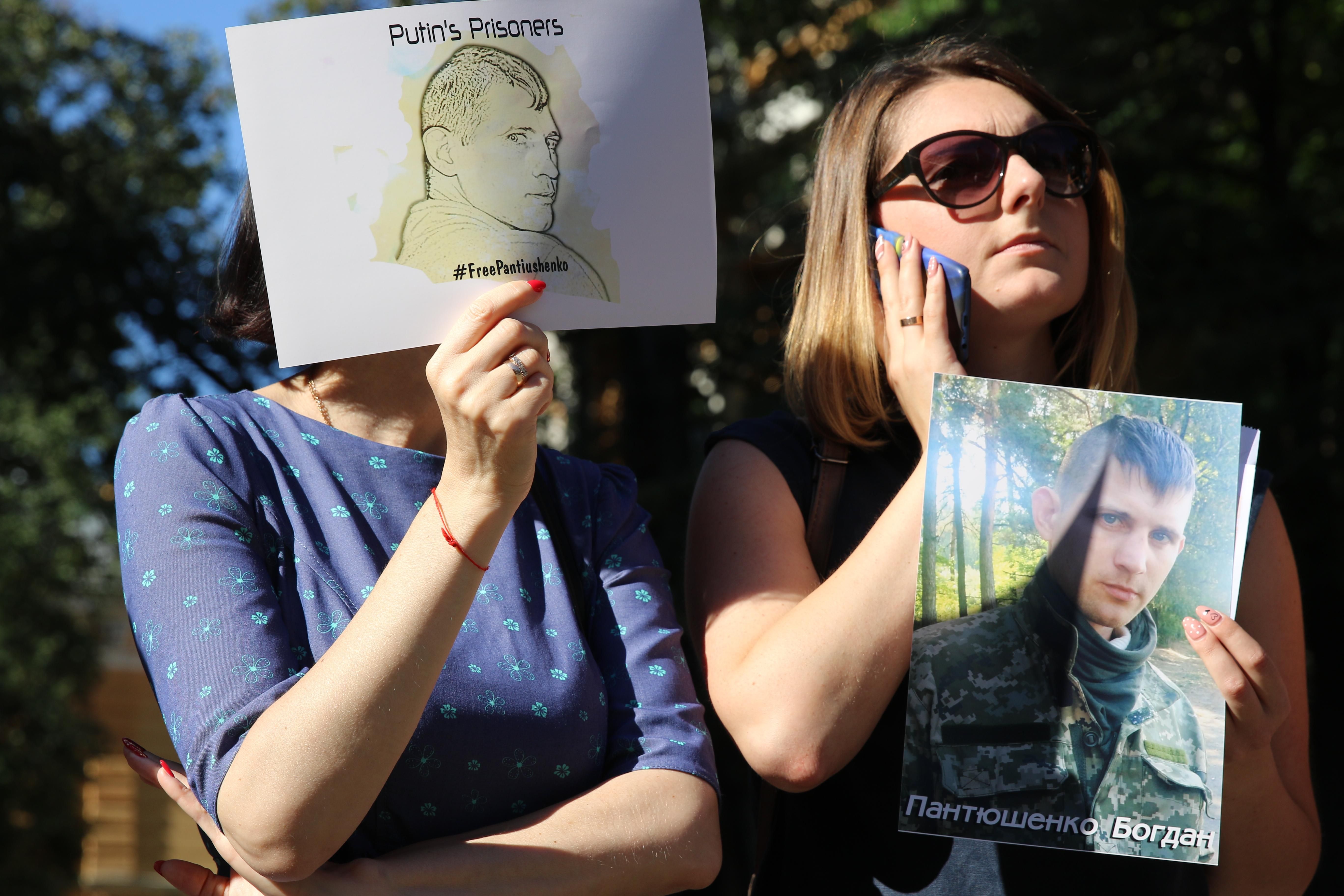 1270 днів у неволі: дружини військовополонених мітингують на Банковій