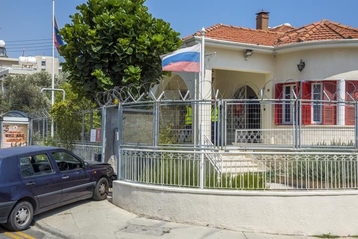 На Кіпрі чоловік протаранив ворота консульства Росії