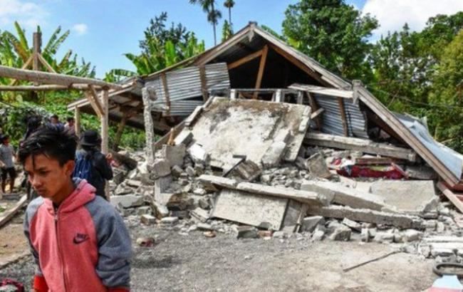От землетрясения в Индонезии погибли почти 350 человек