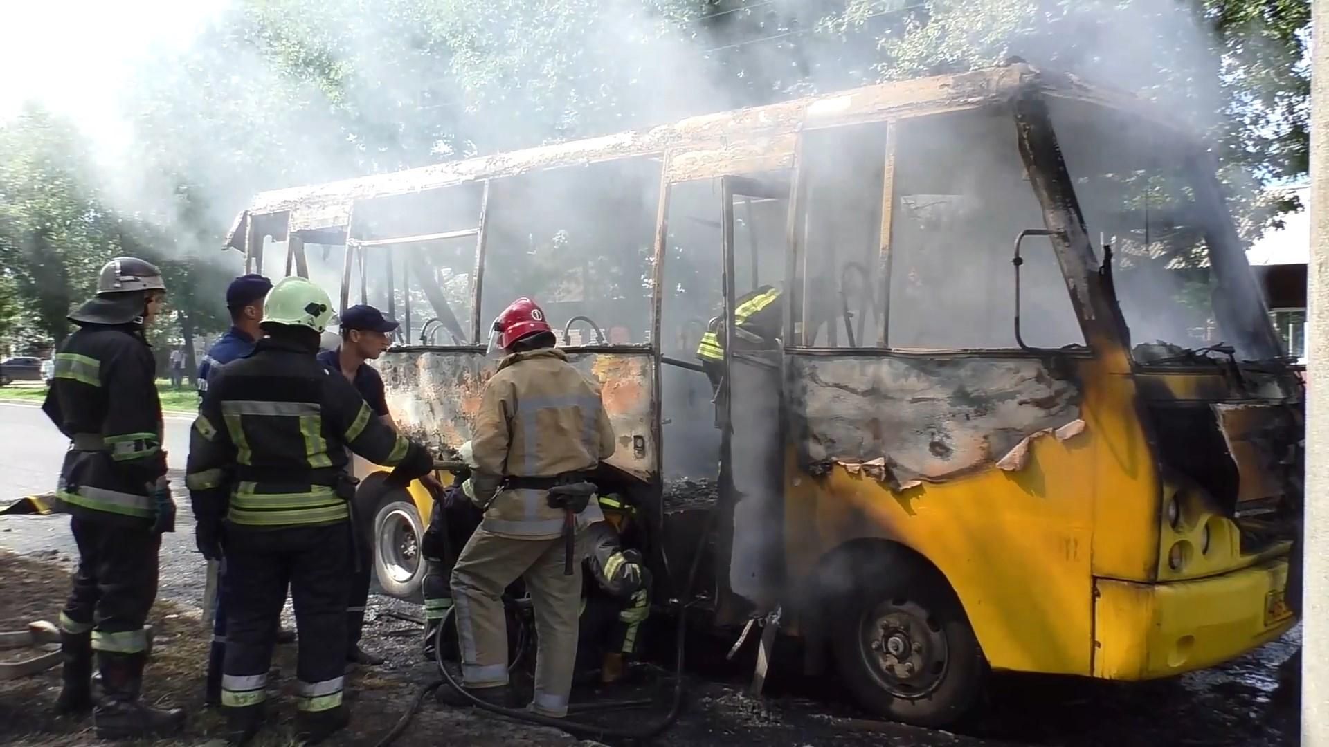 В Чернигове на ходу загорелась маршрутка и выгорела дотла: фото и видео