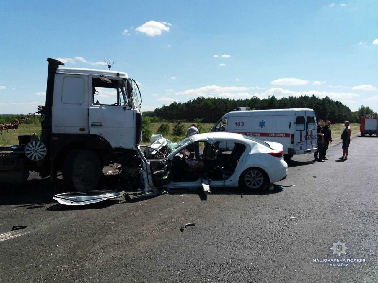 На Херсонщині зіткнулися легковик та вантажівка: загинули 2 дітей