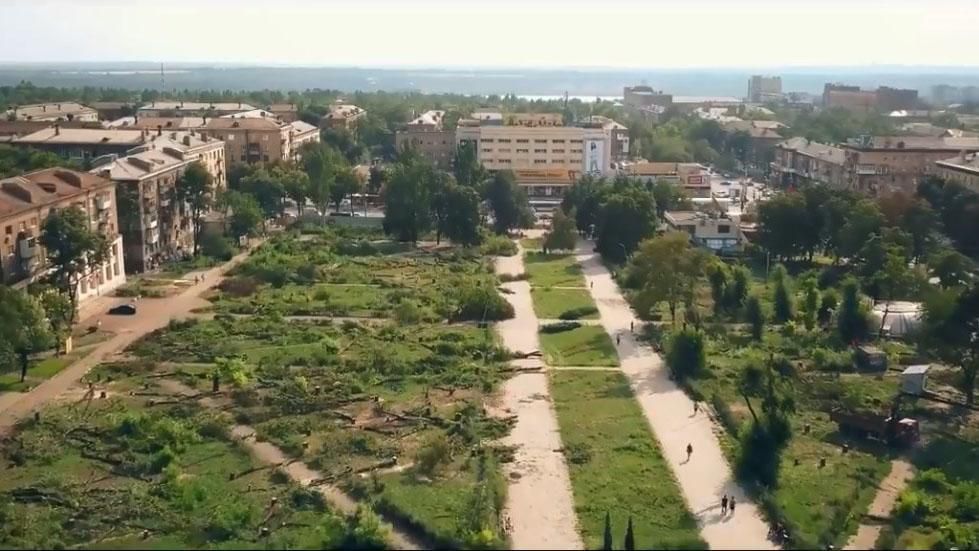 У центрі Запоріжжя вирубали цілий парк, щоб звільнити місце для торгового центру: обурливі кадри У центрі Запоріжжя вирубали цілий парк, щоб звільнити місце для торгового центру: обурливі кадри