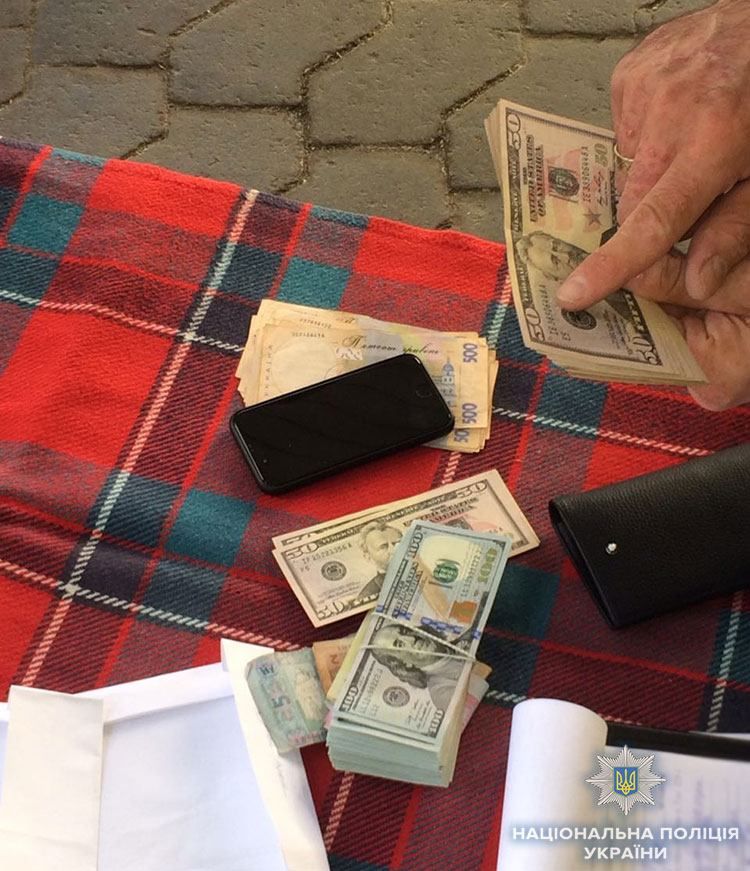 В Киеве на огромной взятке задержали руководителя фискальной службы В Киеве на огромной взятке задержали руководителя фискальной службы