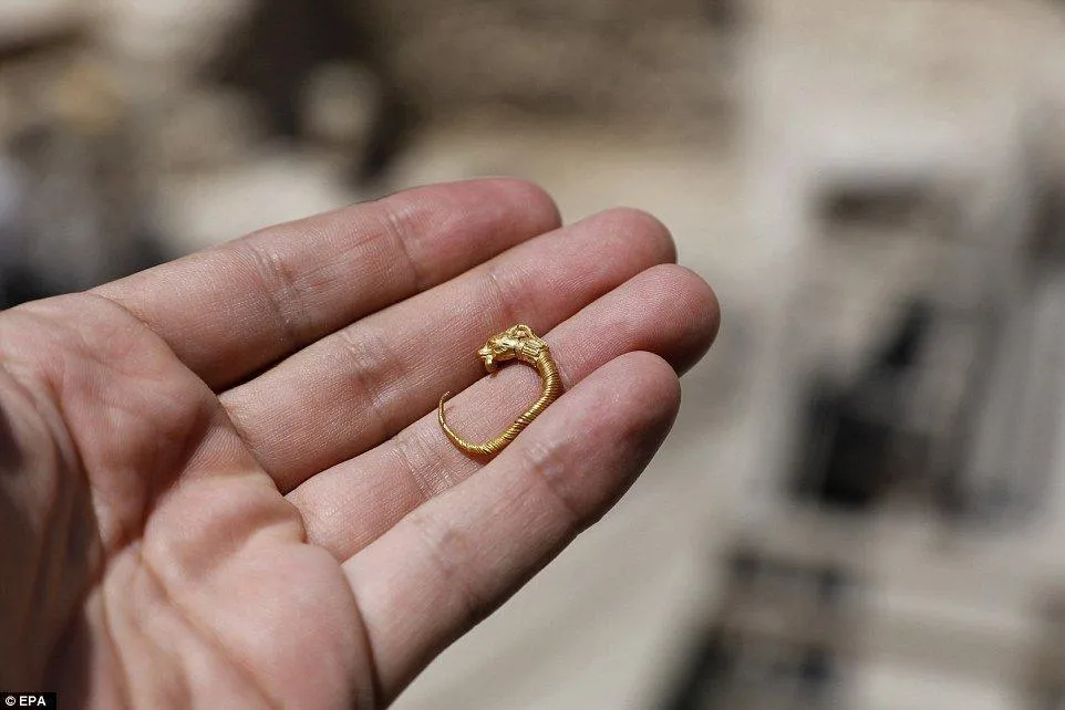 Золота сережка часів Еллінізму Золота сережка часів Еллінізму