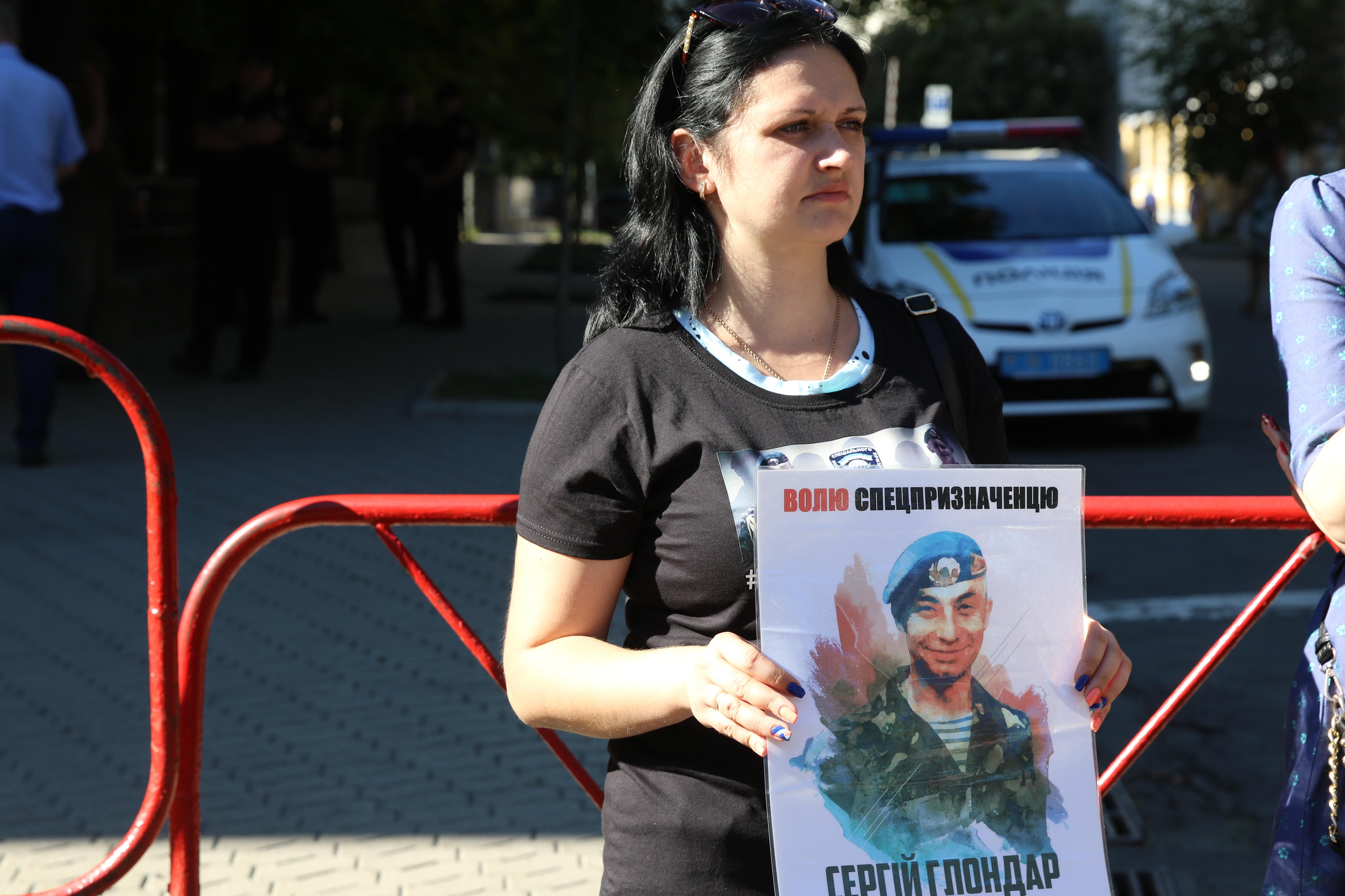 Дружини українських військовополонених добу мітингували під Адміністрацією Президента