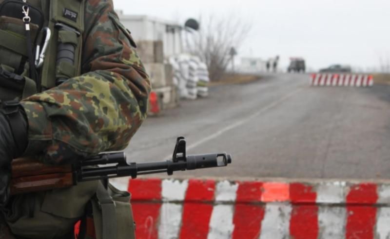 В Золотом боевики обстреляли авто украинских военных