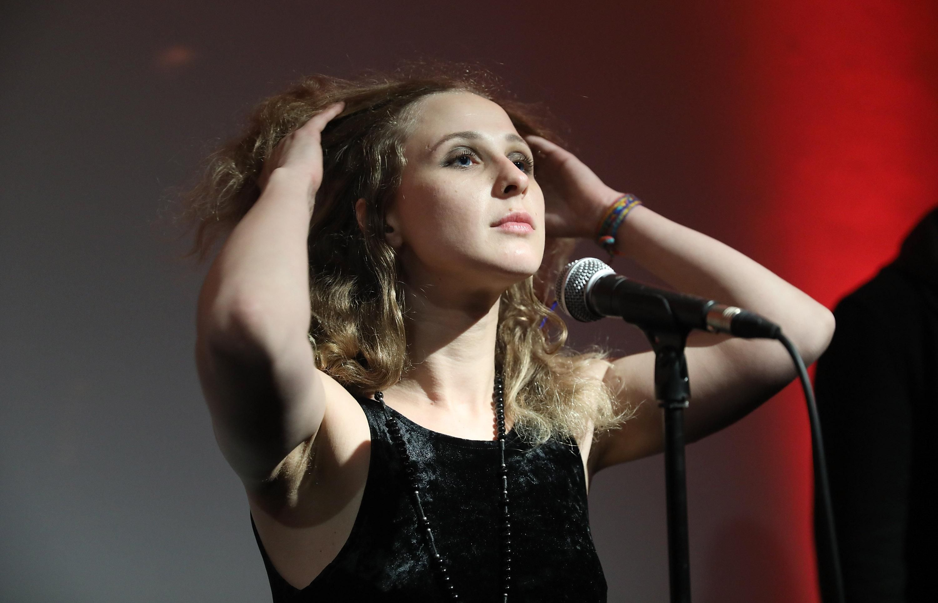 Участнице Pussy Riot запретили выезд из России: на следующий день она покинула РФ Участнице Pussy Riot запретили выезд из России: на следующий день она покинула РФ