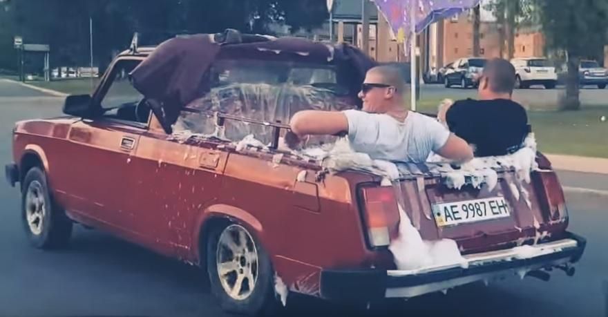 Днепряне превратили Жигули в бассейн и катались по городу: впечатляющее видео Днепряне превратили Жигули в бассейн и катались по городу: впечатляющее видео