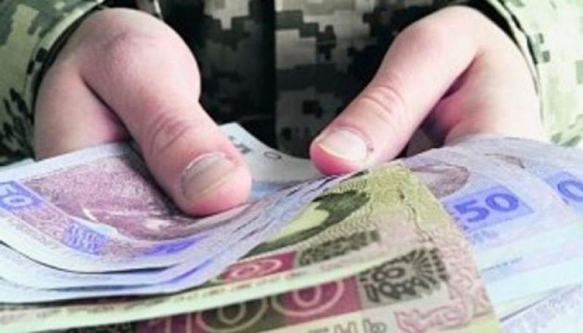 Зарплату військовим можуть підняти вже у 2019 році Зарплату військовим можуть підняти вже у 2019 році