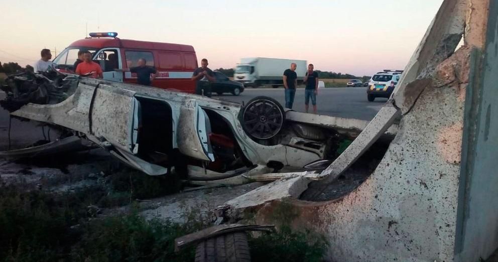 На Полтавщині "Мерседес" влетів у зупинку: загинула людина (фото)