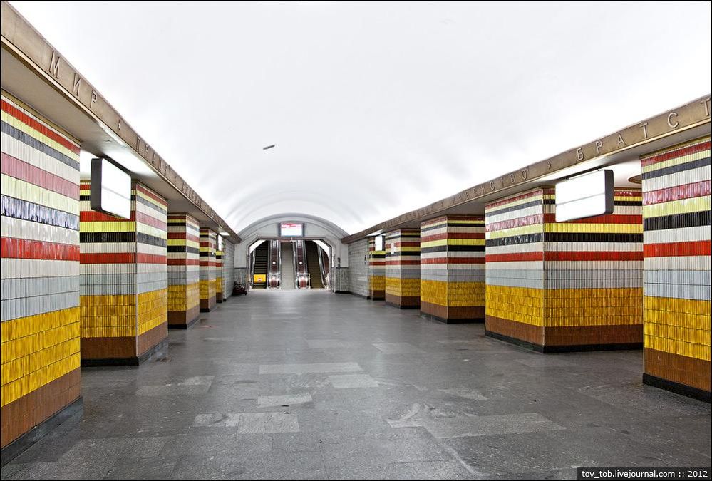 У Києві "замінували" станцію "Шулявська" У Києві "замінували" станцію "Шулявська"