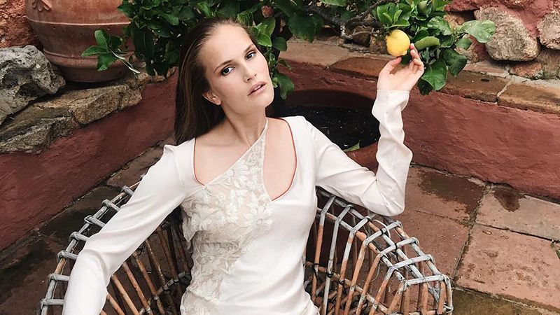 Модель Алла Костромичова похвасталась стройными ногами в бикини: фото