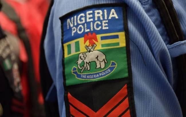 Внаслідок зіткнення автобуса з навантажувачем у Нігерії згоріло 13 людей Внаслідок зіткнення автобуса з навантажувачем у Нігерії згоріло 13 людей