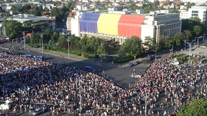 Сутички на мітингу у Бухаресті: поліція застосувала сльозогінний газ, – фото, відео