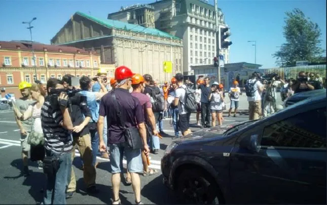 Активісти перекрили Поштову площу у Києві через затоплення артефактів Київської Русі Активісти перекрили Поштову площу у Києві через затоплення артефактів Київської Русі