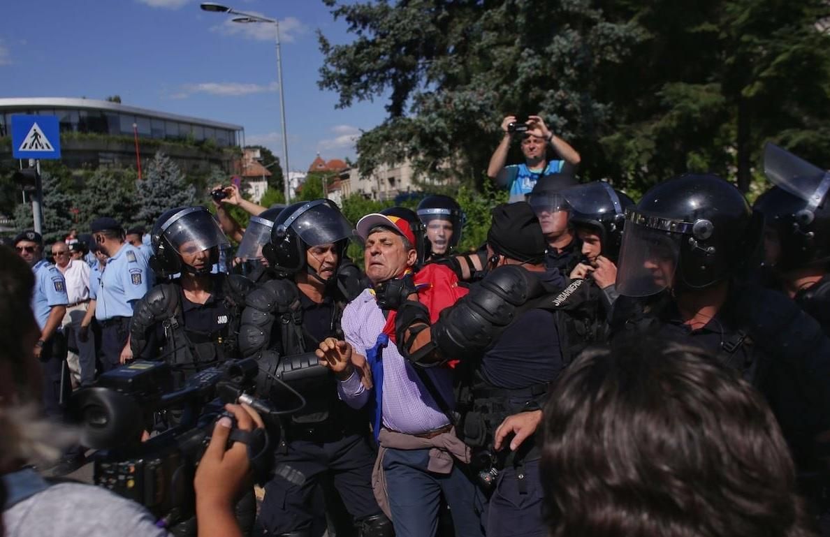 У сутичках із поліцією під час антиурядових протестів у Румунії постраждало понад 435 людей