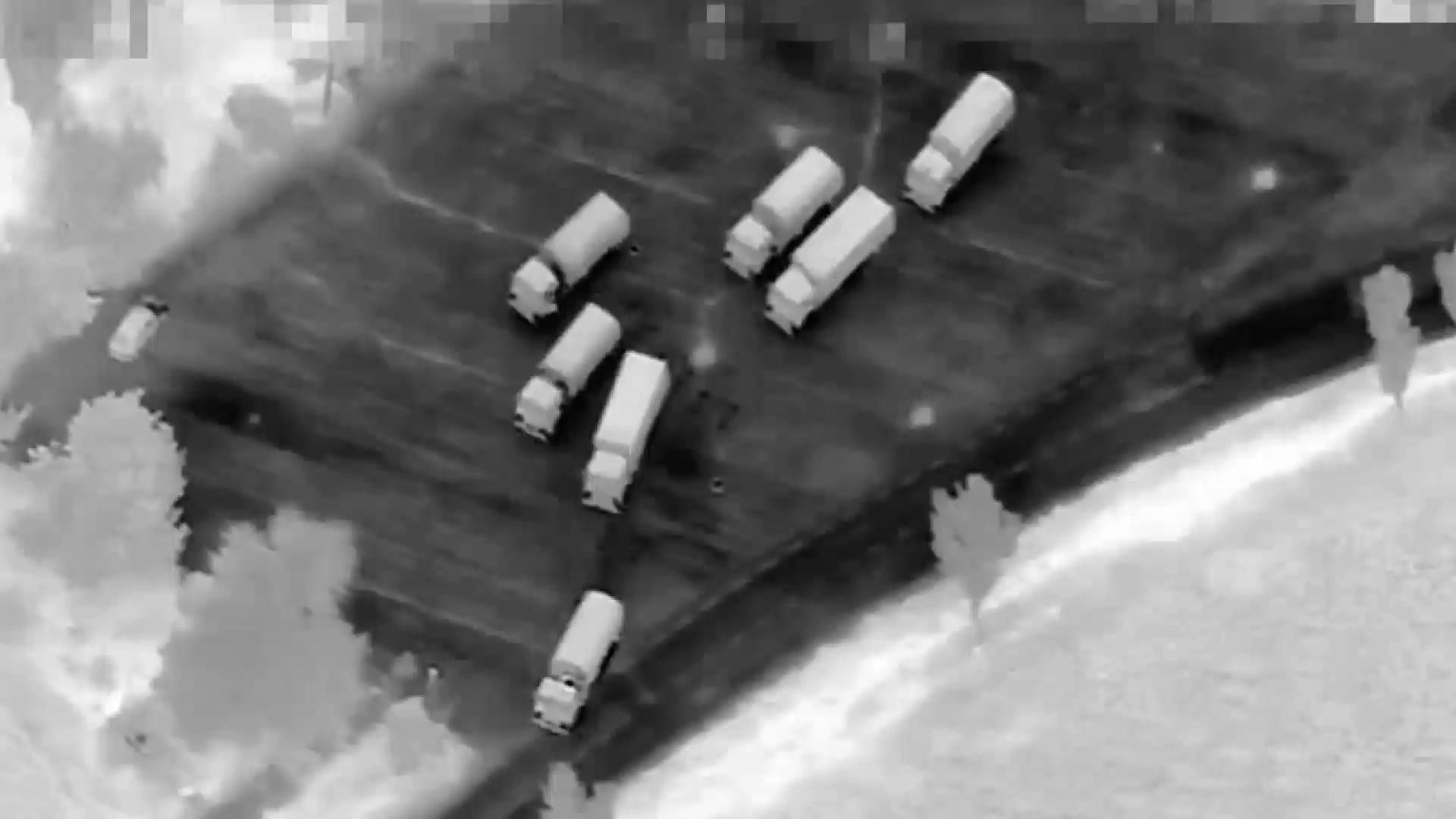На оккупированный Донбасс заехала колонна российских грузовиков: опубликовали видео
