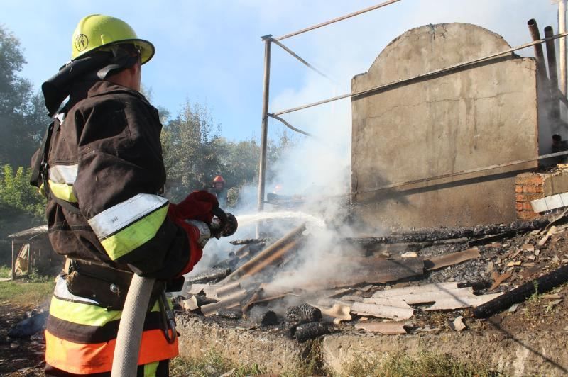 На Хмельниччині вогнеборці ліквідували пожежу у придорожньому кафе