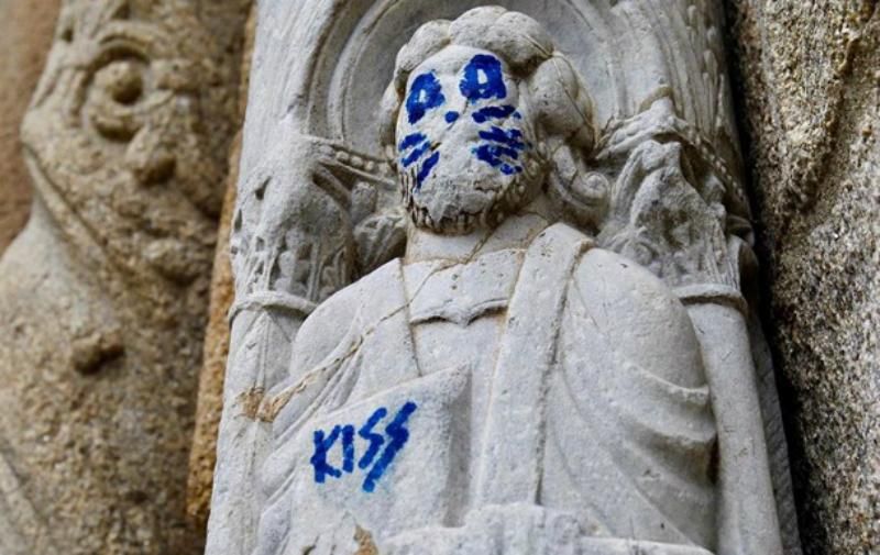 В Іспанії статуї XII століття намалювали котячу морду: курйозні фото
