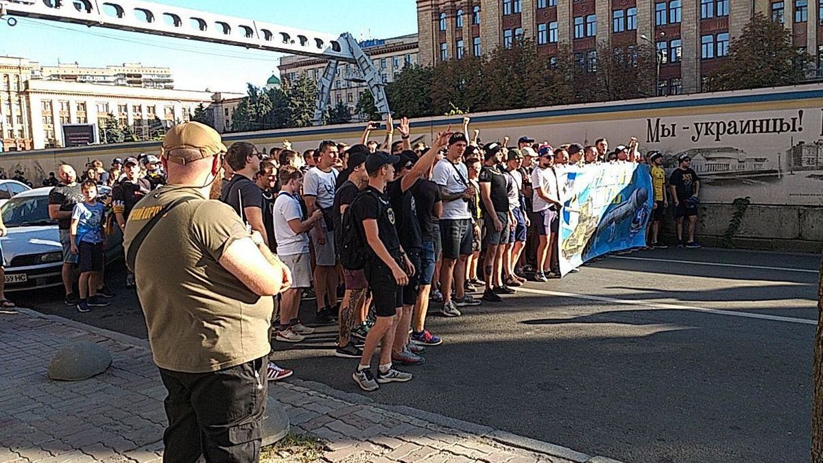Фани "Дніпра" та "Металіста" пройшли спільним маршем з піротехнікою у Дніпрі: фото та відео