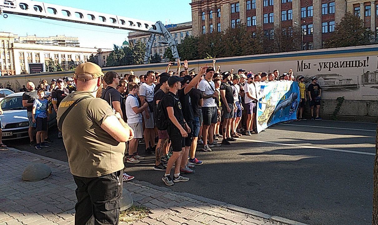 Фаны "Днепра" и "Металлиста" прошли совместным маршем с пиротехникой в Днепре: фото и видео