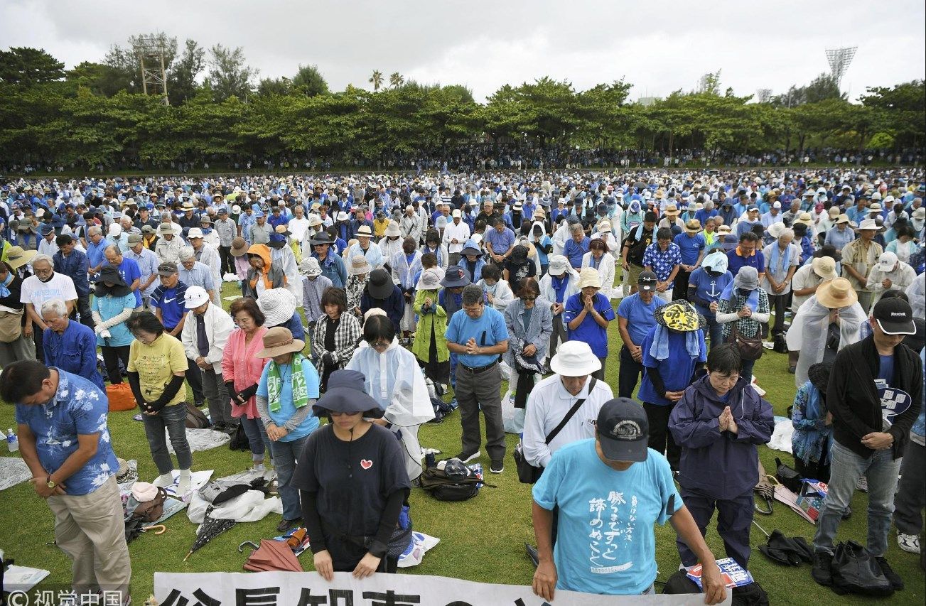 У Японії десятки тисяч людей протестують проти військової бази США