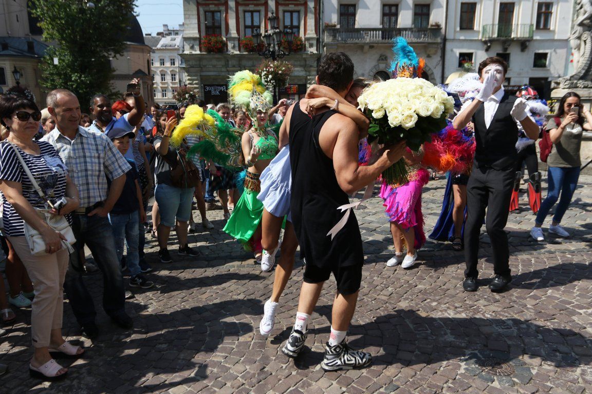 Львовянин неожиданно поздравил любимую с Днем рождения: впечатляющее видео Львовянин неожиданно поздравил любимую с Днем рождения: впечатляющее видео
