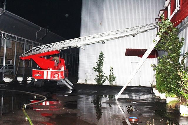 У Києві горіла фармацевтична компанія: фото У Києві горіла фармацевтична компанія: фото