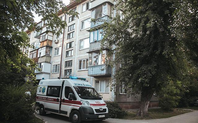 У Києві з балкона випав голий чоловік