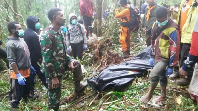Літак розбився біля аеропорту в Індонезії: дивом вижила тільки дитина