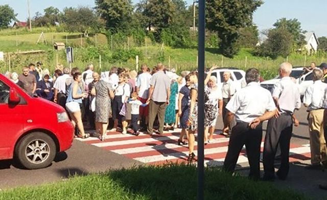 На Львівщині люди заблокували трасу через відсутність світла На Львівщині люди заблокували трасу через відсутність світла