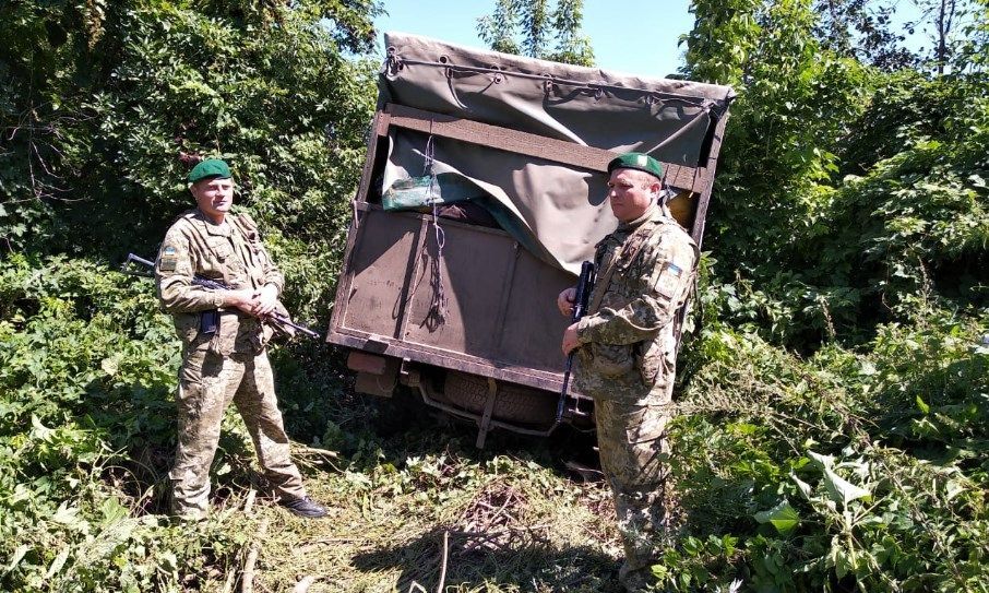 На Сумщині прикордонники зі стріляниною зупинили УАЗ із Росії: відео На Сумщині прикордонники зі стріляниною зупинили УАЗ із Росії: відео
