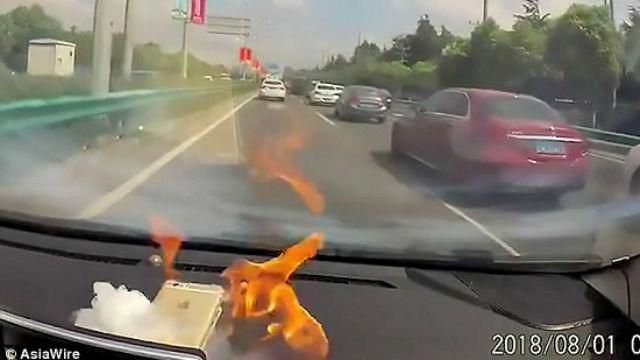 iPhone 6  спалахнув у машині китаянки: відео
