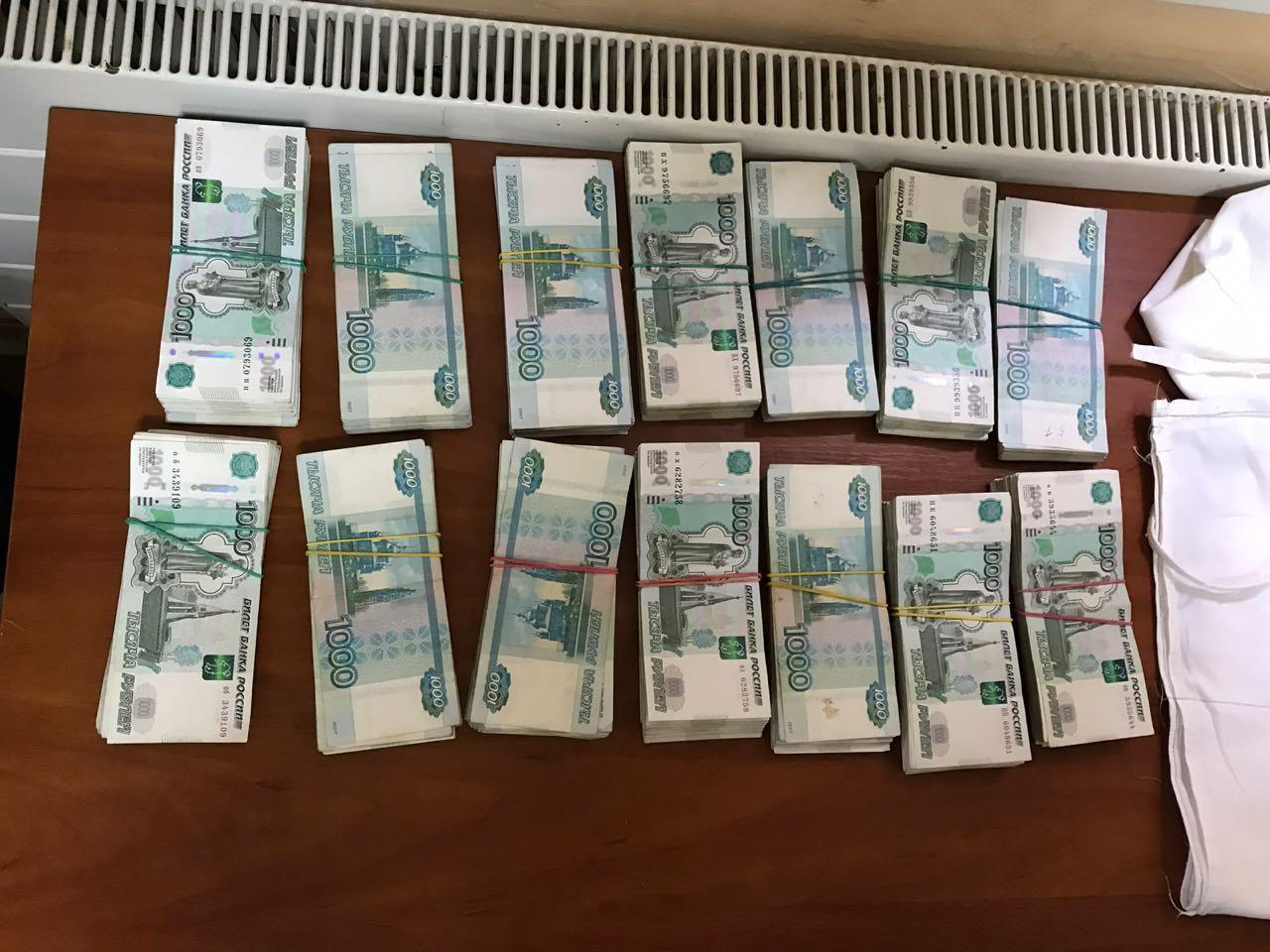 Трое украинцев несли под одеждой три миллиона рублей в Россию